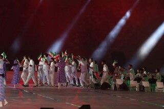 رژه اعضای کاروان ورزش کشورمان با پرچم مقدس جمهوری اسلامی ایران در افتتاحیه بازی‌های آسیایی ۲۰۲۶ ناگویا