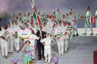 رژه اعضای کاروان ورزش کشورمان با پرچم مقدس جمهوری اسلامی ایران در افتتاحیه بازی‌های آسیایی ۲۰۲۶ ناگویا