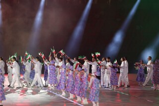 رژه اعضای کاروان ورزش کشورمان با پرچم مقدس جمهوری اسلامی ایران در افتتاحیه بازی‌های آسیایی ۲۰۲۶ ناگویا