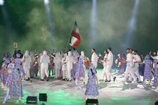 رژه اعضای کاروان ورزش کشورمان با پرچم مقدس جمهوری اسلامی ایران در افتتاحیه بازی‌های آسیایی ۲۰۲۶ ناگویا