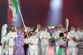 رژه اعضای کاروان ورزش کشورمان با پرچم مقدس جمهوری اسلامی ایران در افتتاحیه بازی‌های آسیایی ۲۰۲۶ ناگویا